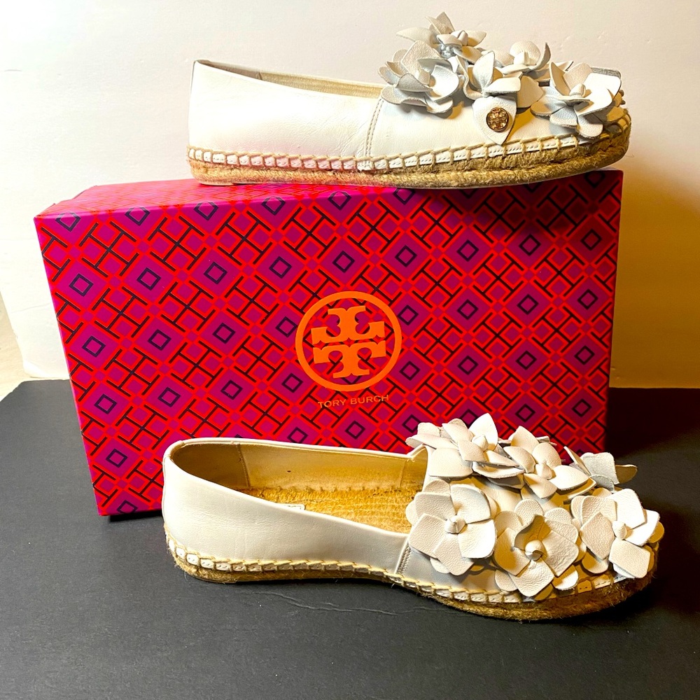 Authentic Tory Burch flats size 6.5 women barely worn comes with box